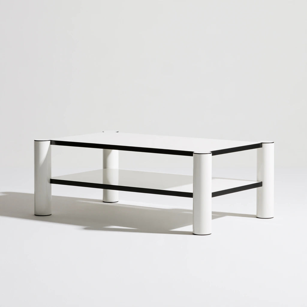 Table basse aux lignes épurées à deux niveaux, coloris noir et blanc